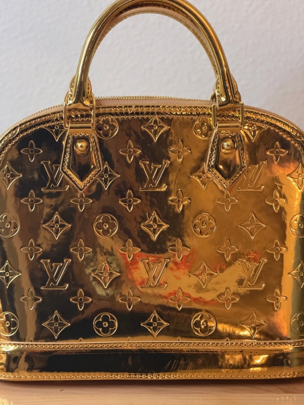Limited Edition LV antique Gold Monogram Miroir Alma GM Bag vernis - Picture 4 of 8